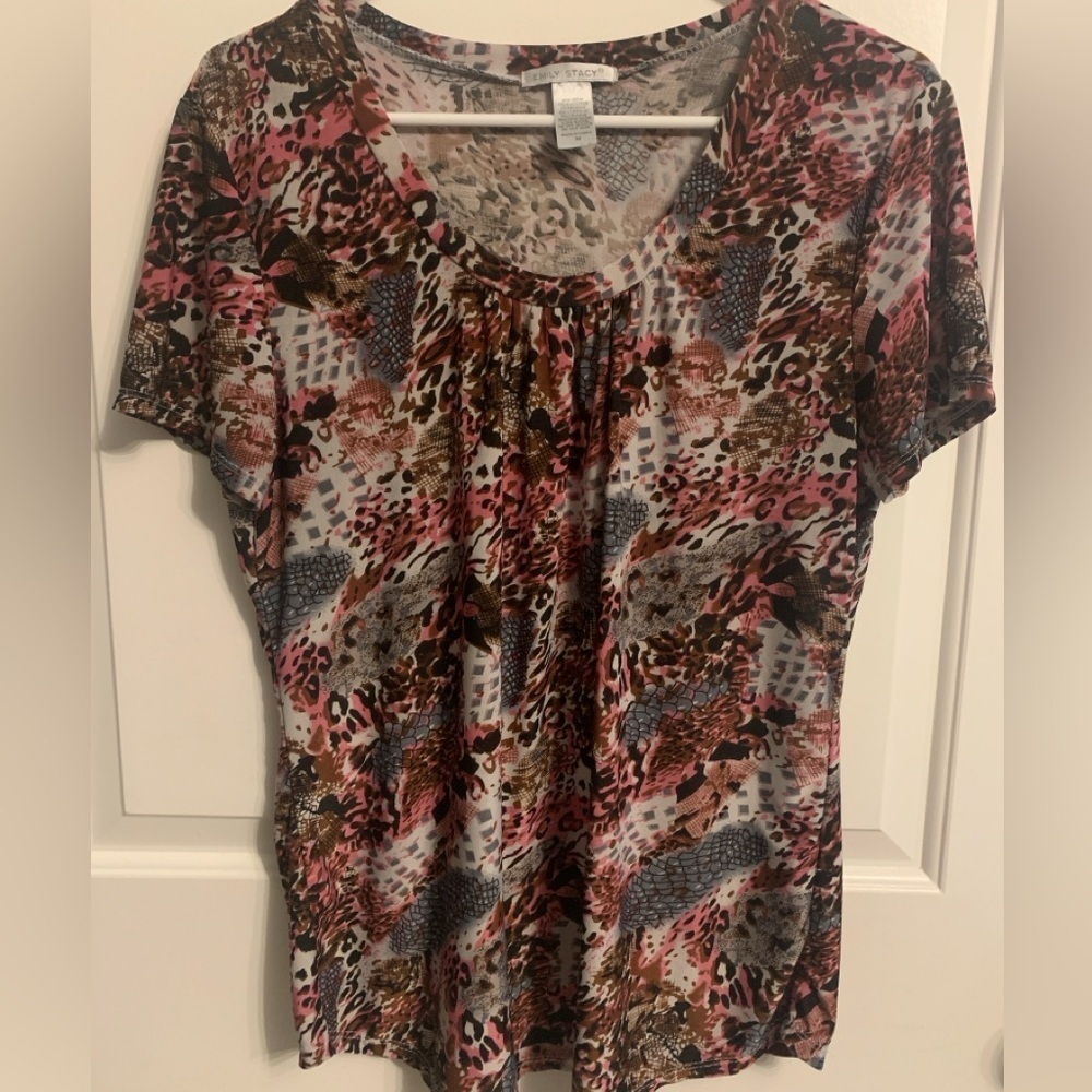 Emily Stacy Women’s Medium Short Sleeve Blouse, Animal print pink/black/gray hue